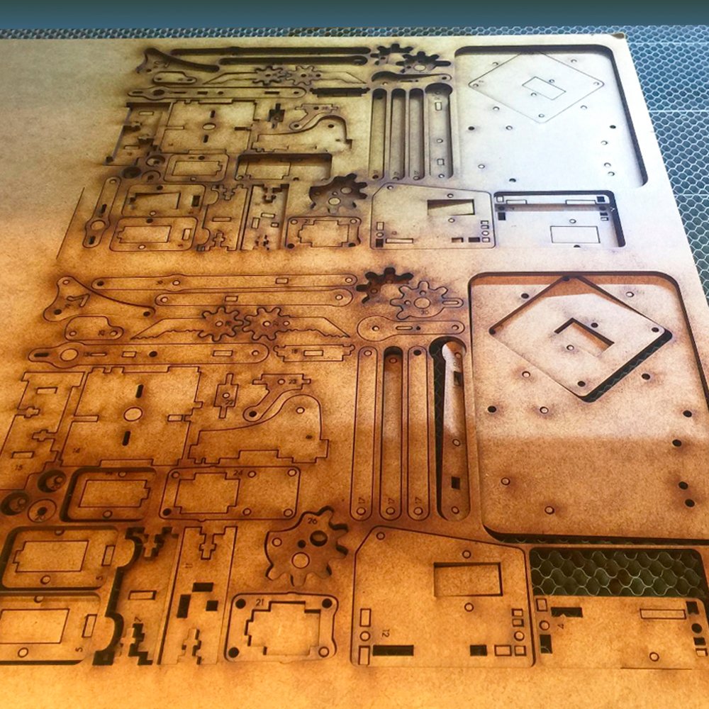 Mecadispro Corte láser, plantilla piezas en material madera. Proceso de corte y producción.