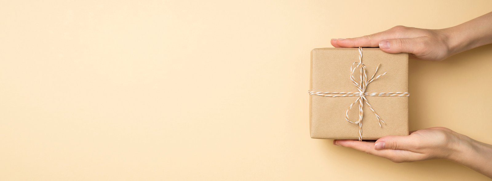 Mecadispro Regalos Personalizados paquete sujeto con las manos