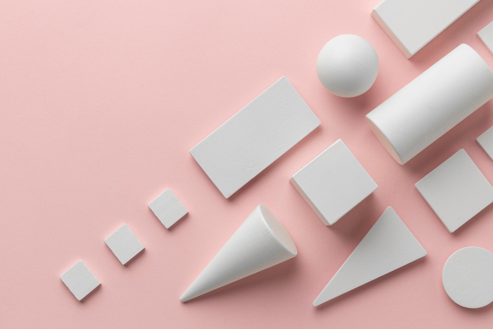 Mecadispro figuras geométricas realizadas en blanco.
